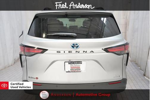 2022 Toyota Sienna XLE 8 Passenger