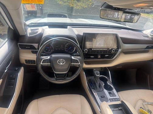 2022 Toyota Highlander Hybrid Platinum