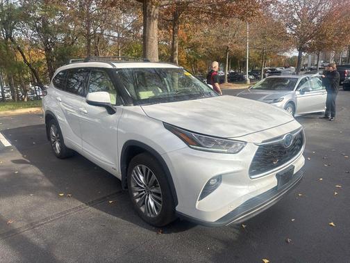 2022 Toyota Highlander Hybrid Platinum