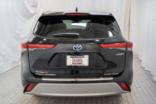 Midnight Black Metallic 2021 Toyota Highlander Hybrid Platinum