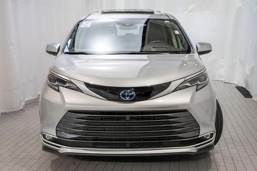 2024 Toyota Sienna Platinum