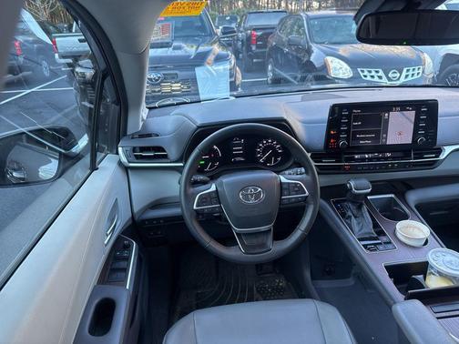 2021 Toyota Sienna XLE 8 Passenger