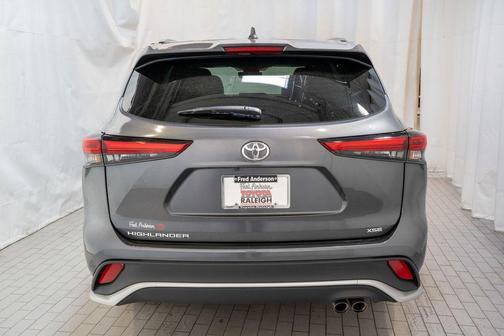 Magnetic Gray Metallic 2023 Toyota Highlander XSE