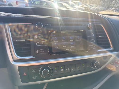 2017 Toyota Highlander LE I4