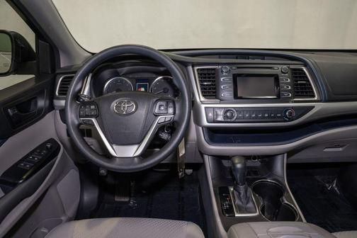 2017 Toyota Highlander LE I4