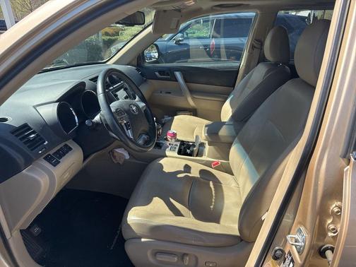 Sandy Beach Metallic 2013 Toyota Highlander SE