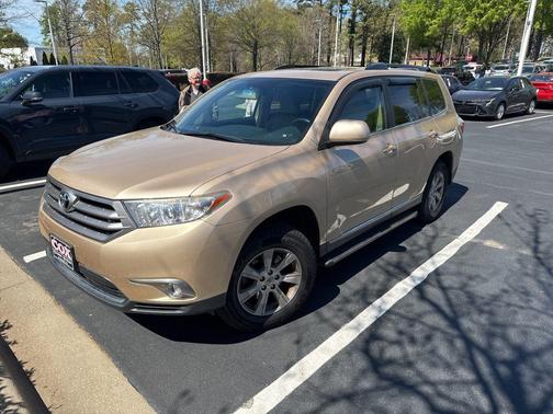 Sandy Beach Metallic 2013 Toyota Highlander SE