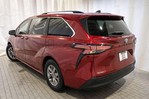 2021 Toyota Sienna XLE 8 Passenger