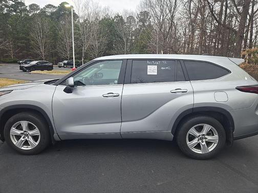 2024 Toyota Highlander LE