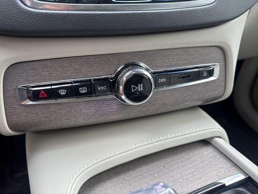 2023 Volvo XC90 B6 Ultimate 7-Seater