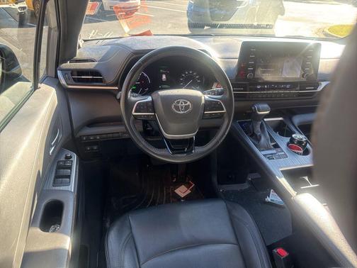 2022 Toyota Sienna Woodland Edition