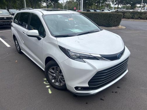 2025 Toyota Sienna XLE