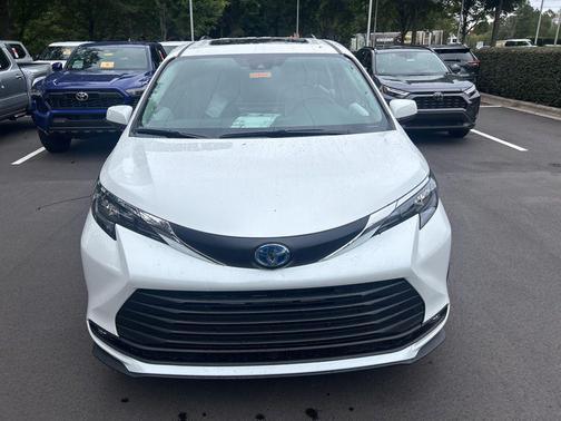 2025 Toyota Sienna XLE