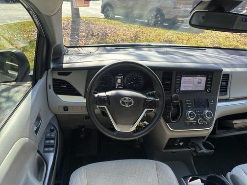 2020 Toyota Sienna LE