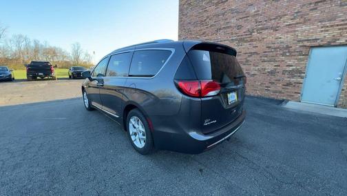 Granite Crystal Clearcoat Metallic 2018 Chrysler Pacifica Touring-L Plus