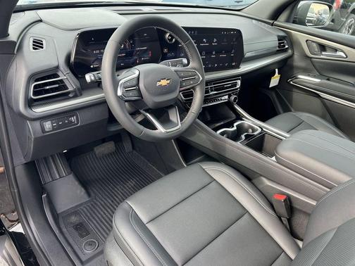 Mosaic Black Metallic 2026 Chevrolet Traverse LT