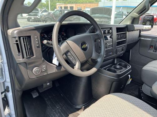 Summit White 2025 Chevrolet Express 3500 Work Van