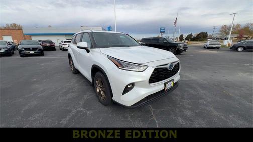 2023 Toyota Highlander Hybrid Bronze Edition