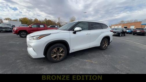 2023 Toyota Highlander Hybrid Bronze Edition