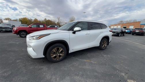 2023 Toyota Highlander Hybrid Bronze Edition