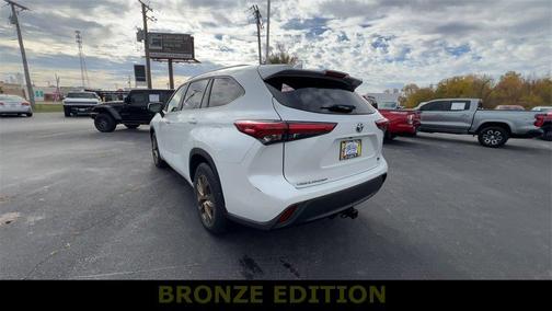 2023 Toyota Highlander Hybrid Bronze Edition