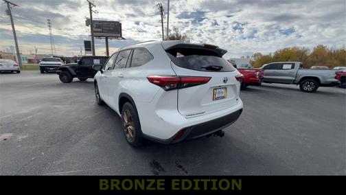 2023 Toyota Highlander Hybrid Bronze Edition