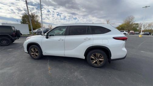 2023 Toyota Highlander Hybrid Bronze Edition