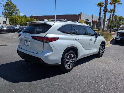 Wind Chill Pearl 2022 Toyota Highlander XLE