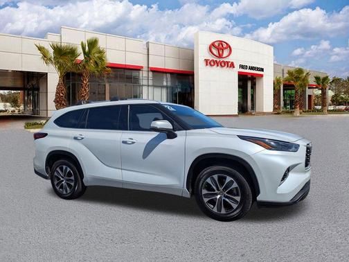 Wind Chill Pearl 2022 Toyota Highlander XLE