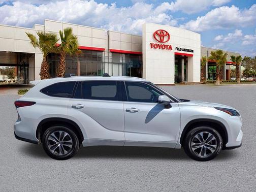 Wind Chill Pearl 2022 Toyota Highlander XLE