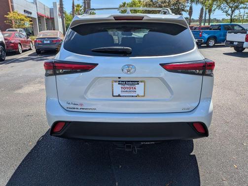 Wind Chill Pearl 2022 Toyota Highlander XLE