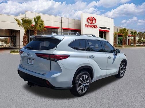 Wind Chill Pearl 2022 Toyota Highlander XLE