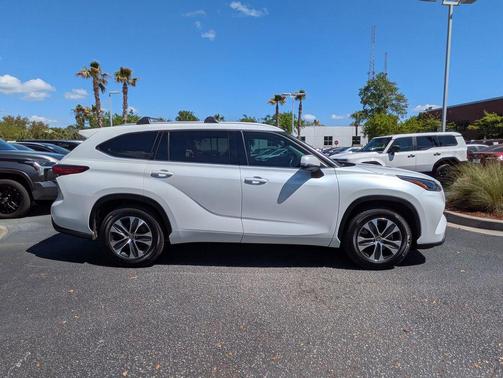 Wind Chill Pearl 2022 Toyota Highlander XLE