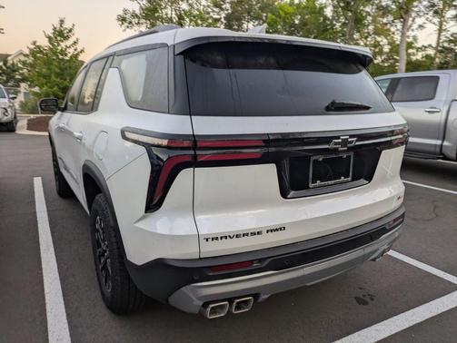 Iridescent Pearl Tricoat 2024 Chevrolet Traverse AWD Z71