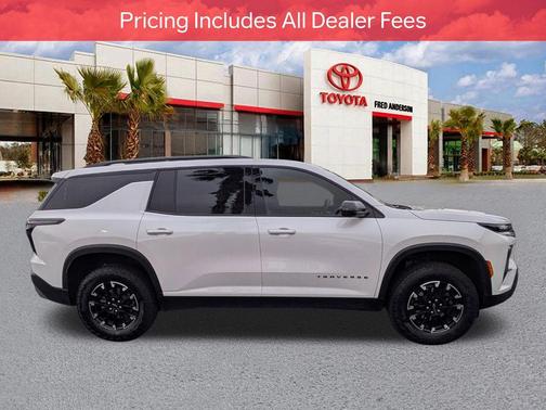 Iridescent Pearl Tricoat 2024 Chevrolet Traverse AWD Z71