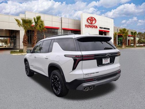 Iridescent Pearl Tricoat 2024 Chevrolet Traverse AWD Z71