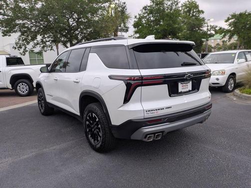 Iridescent Pearl Tricoat 2024 Chevrolet Traverse AWD Z71