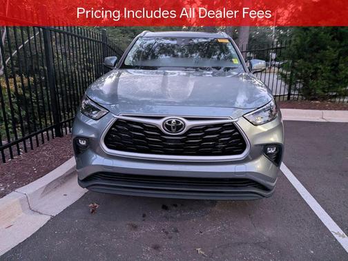 Moon Dust 2022 Toyota Highlander XLE