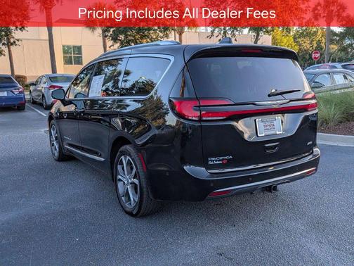 Brilliant Black Crystal Pearlcoat 2021 Chrysler Pacifica L