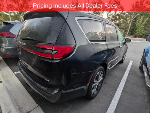 Brilliant Black Crystal Pearlcoat 2021 Chrysler Pacifica L