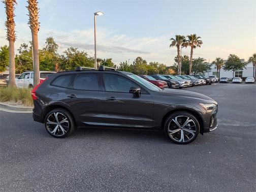2022 Volvo XC60 B5 R-Design