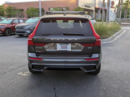 2022 Volvo XC60 B5 R-Design