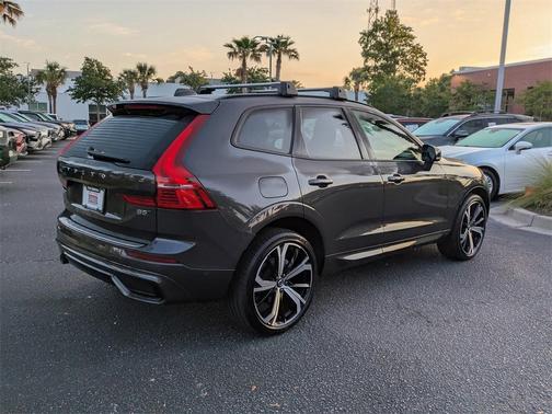 2022 Volvo XC60 B5 R-Design