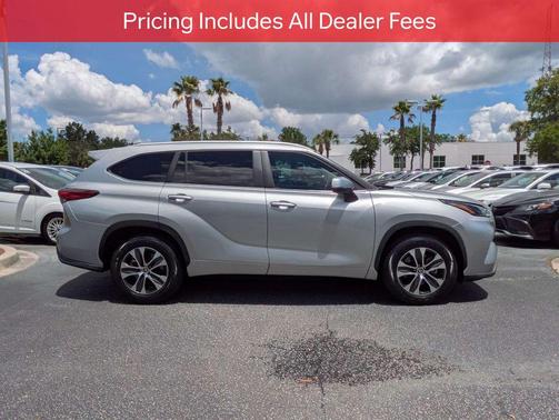 Celestial Silver Metallic 2023 Toyota Highlander XLE