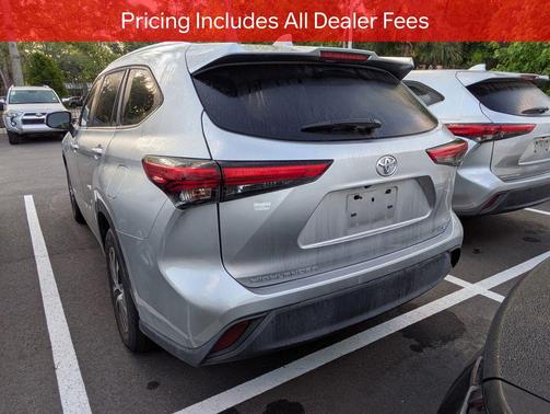 Celestial Silver Metallic 2023 Toyota Highlander XLE