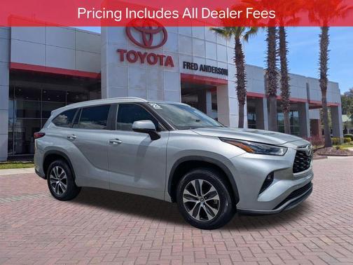 Celestial Silver Metallic 2023 Toyota Highlander XLE