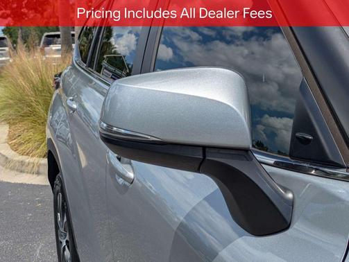 Celestial Silver Metallic 2023 Toyota Highlander XLE