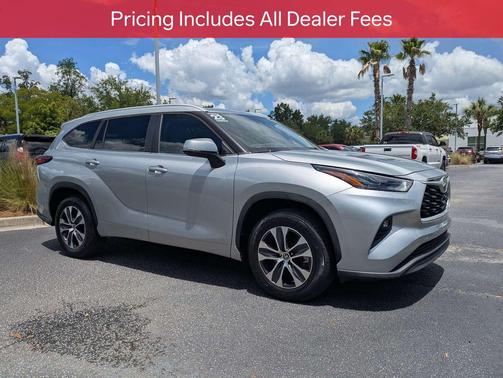 Celestial Silver Metallic 2023 Toyota Highlander XLE