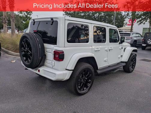Bright White Clearcoat 2022 Jeep Wrangler Unlimited Sahara
