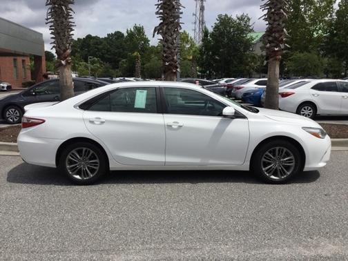 Super White 2017 Toyota Camry SE